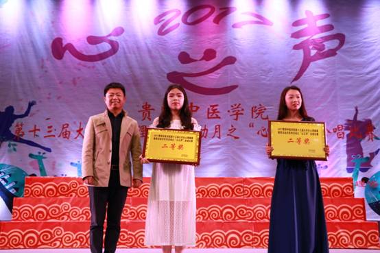 说明: C:\Documents and Settings\Administrator\桌面\2017心理活动之合唱\蒲翔老师为WilliamHill威廉希尔队伍颁奖.JPG